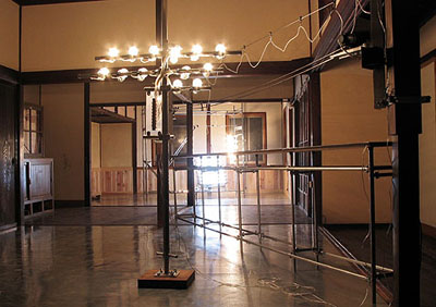 タムラサトル展　10の白熱灯と7本の蛍光灯のための接点