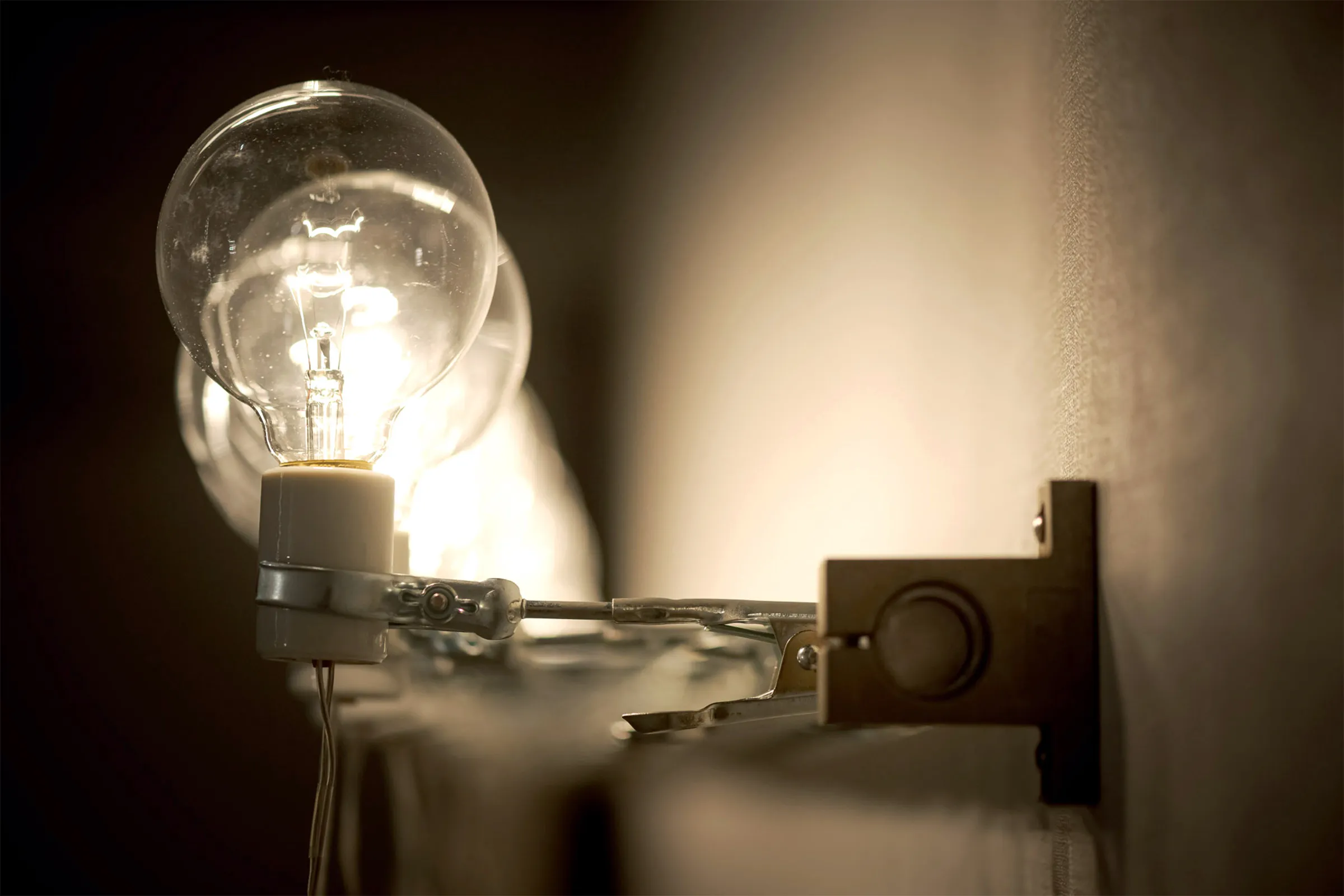 タムラサトル　開放的な接点　発電所にて電力を浪費する（入善町 下山芸術の森 発電所美術館）