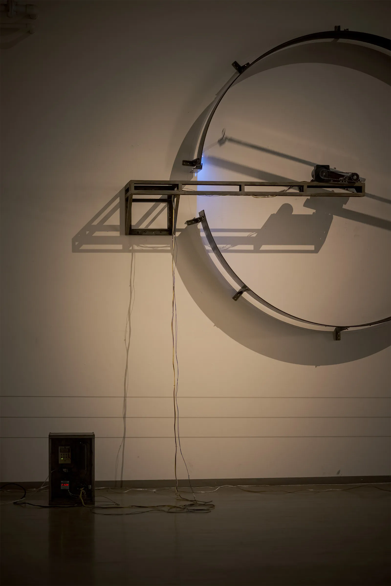 タムラサトル　開放的な接点　発電所にて電力を浪費する（入善町 下山芸術の森 発電所美術館）