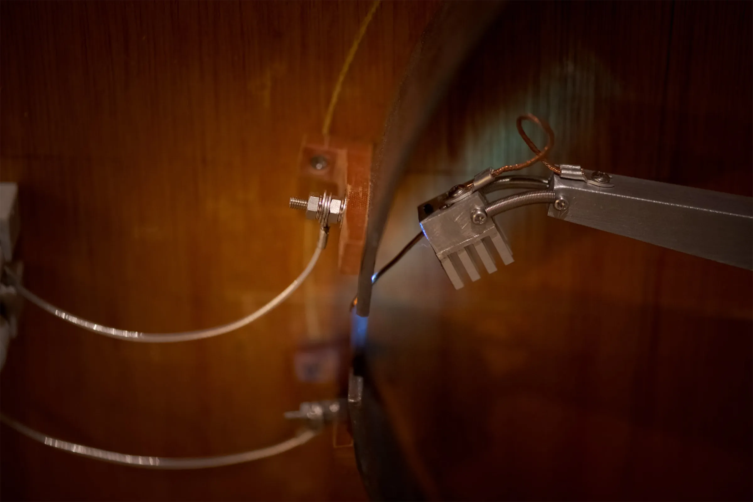 タムラサトル　開放的な接点　発電所にて電力を浪費する（入善町 下山芸術の森 発電所美術館）